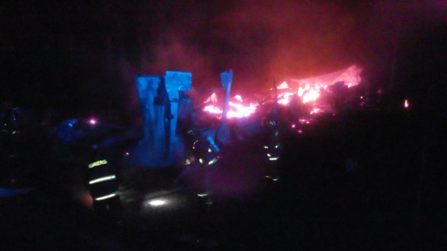 Los Ríos: Incendio destruyó escuela rural en las cercanías de Coñaripe