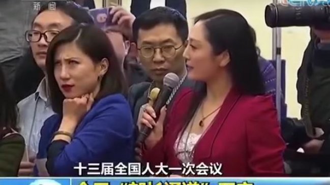 El gesto de una periodista se volvió viral, cautivó a todo un país y motivó su censura