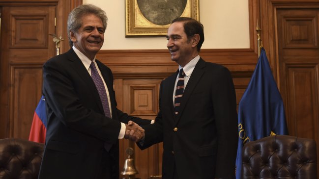 Ministro Larraín confirmó que buscarán conmutar penas de reos enfermos terminales