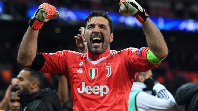 Gianluigi Buffon arrendó un avión para llevar a sus compañeros al funeral de Davide Astori