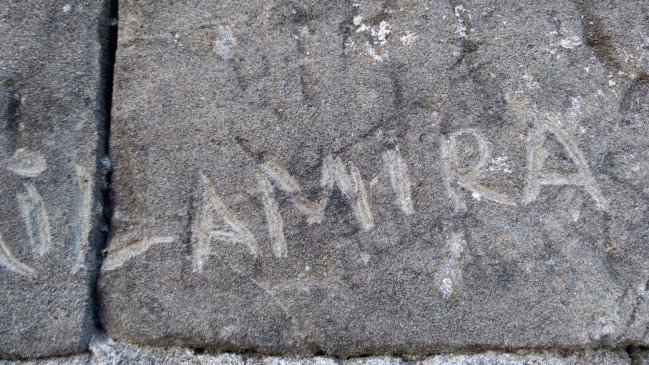 Valdivia: Turista causó graves daños patrimoniales al rayar histórico Fuerte de Niebla