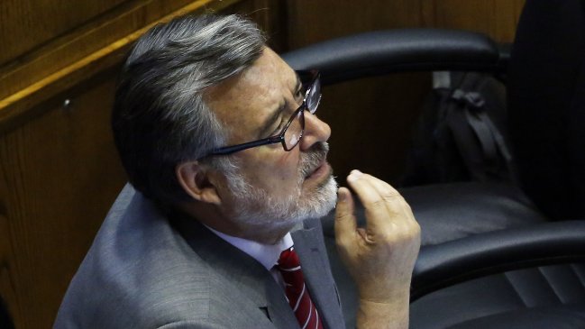 Pese a la crítica de Piñera, Ampuero confirmó que Guillier viaja a La Haya