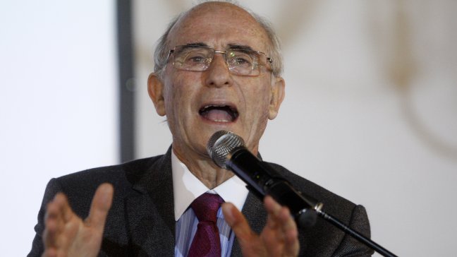 Sergio Bitar llamó a Piñera a no desechar la Constitución de Bachelet