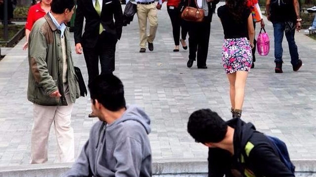 Francia legislará en contra del acoso contra la mujeres en los espacios públicos