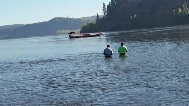 Barcaza quedó varada en medio del Río Biobío: Rescatan a tripulantes