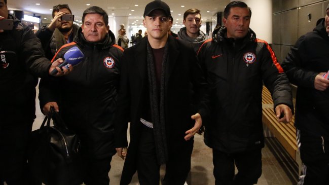 Alexis Sánchez arribó a Estocolmo y tuvo gran recibimiento de los hinchas