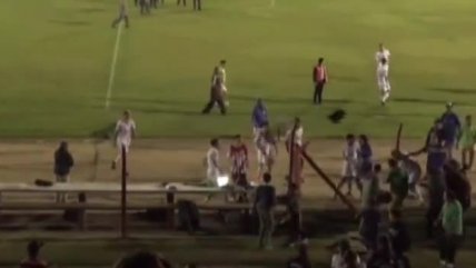   Futbolista juvenil lanzó un notebook al público en medio de una gresca 
