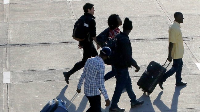 Aumento de inmigrantes: Gobierno apunta a permisividad de la gestión anterior