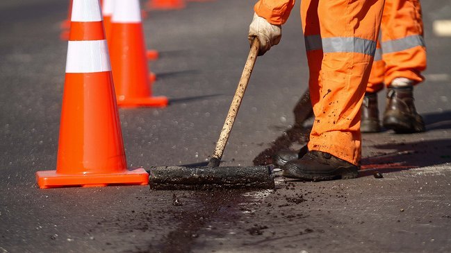 Joven quedó en riesgo vital al quemarse con alquitrán durante pavimentación
