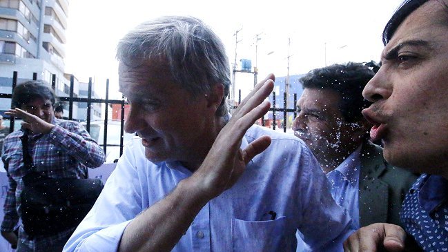 Tras golpiza, José Antonio Kast niega estar en una campaña de 