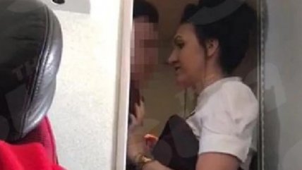   Pillaron a una pareja en un avión y la aerolínea tomó dura decisión 