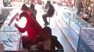 Captan momento en que celular explotó en la cara de un hombre que lo intentaba arreglar