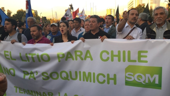 Manifestantes realizan nueva marcha &quot;Litio para Chile&quot; - Cooperativa.cl