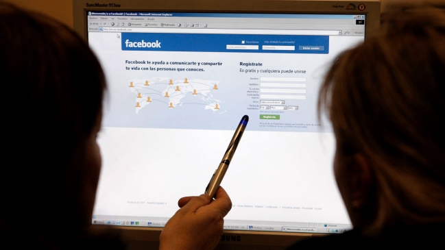 Facebook enfrenta demandas colectivas y allanan oficinas de Cambridge Analytica