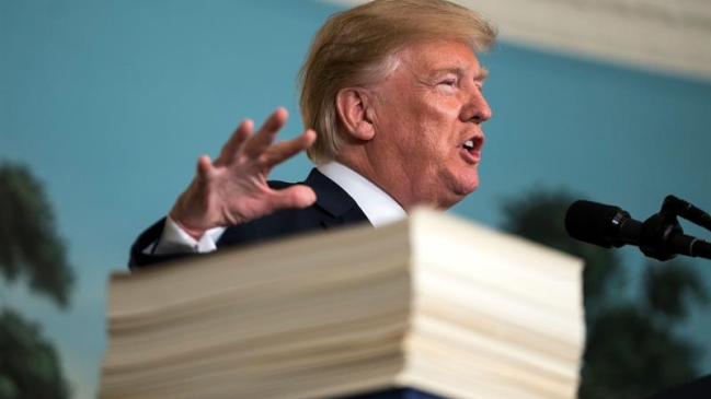 Trump visó el presupuesto a regañadientes: Nunca volveré a firmar una ley como esta