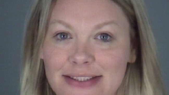 Una mujer fue detenida tras golpear a su esposo por olvidar el aniversario de boda