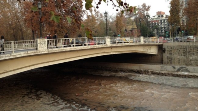 Mujer cayó al Río Mapocho al intentar escapar de un presunto acosador