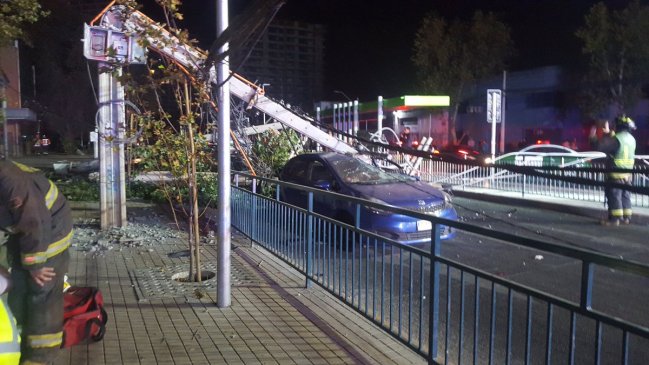 Vehículo derribó tres postes y provocó cortes de luz en Ñuñoa