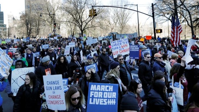 Un millón de estudiantes reclamaron un mayor control de acceso a armas en EEUU