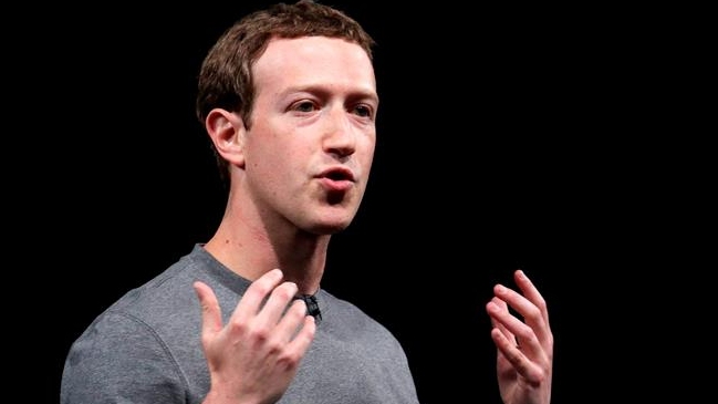 Fundador de Facebook pidió perdón a los británicos por la filtración de datos