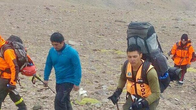 Rescatan a montañistas varados en cerro de Lo Barnechea