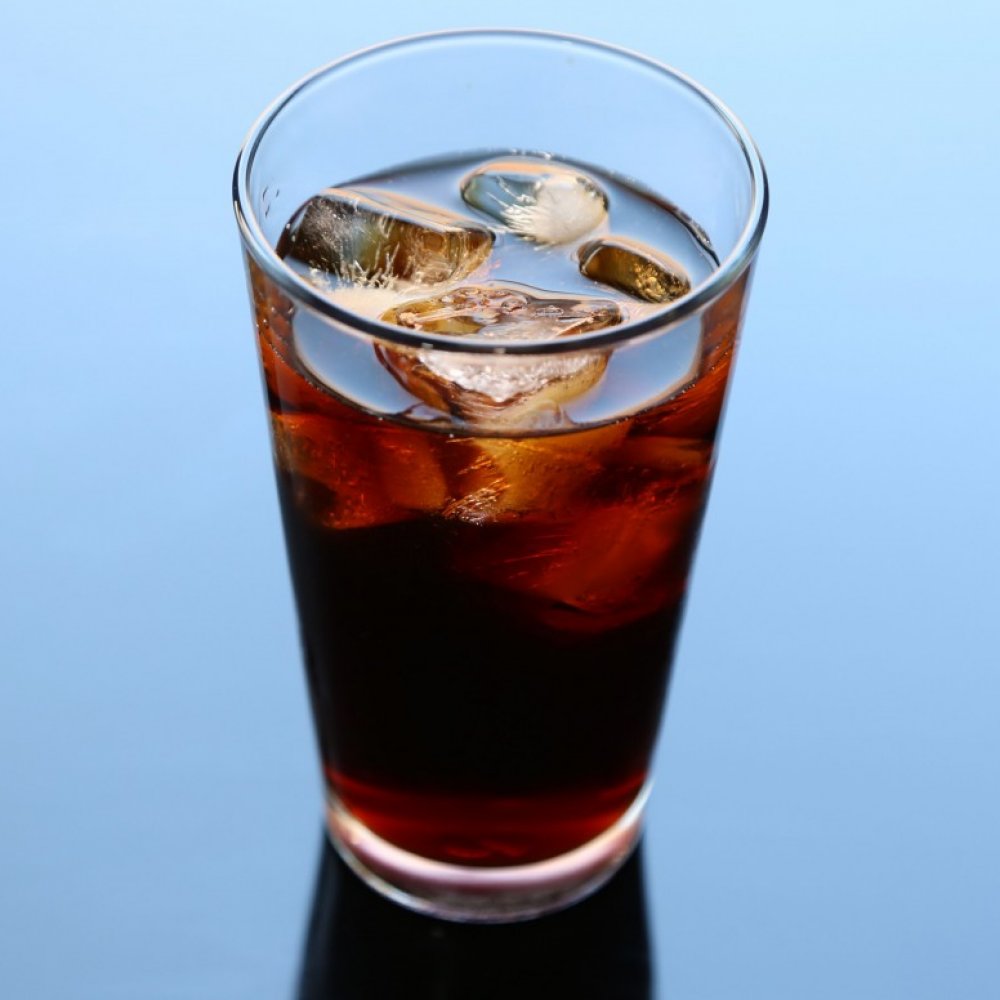 Encontró preservativo en una botella de bebida y recibirá millonaria indemnización