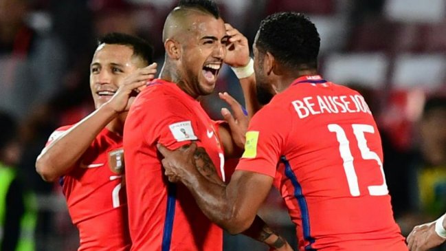 Vidal y Beausejour fueron homenajeados tras llegar a la marca de 100 partidos con la Roja