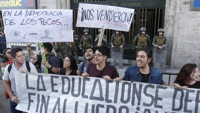 Estudiantes protestan frente al Mineduc tras fallo del TC