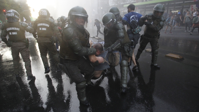 Carabineros anunció investigación interna por agresión a estudiante en protesta