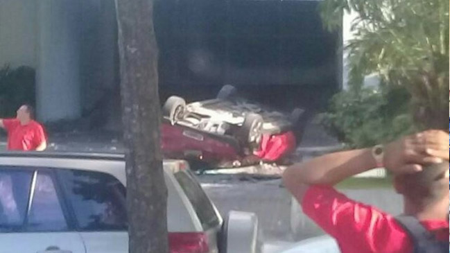 Tres personas murieron tras caer automóvil desde el cuarto piso de un estacionamiento en Panamá