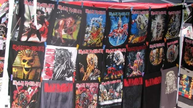 Sicólogo felicitó a padres de niño que usó polera de Iron Maiden