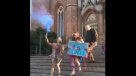 Graban a un cura pateando a una mujer en las puertas de la iglesia