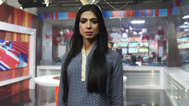 Primera presentadora de TV transexual rompe barreras en Pakistán