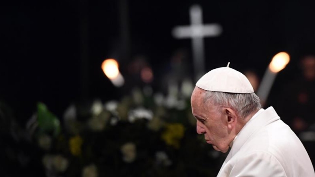 El papa lamentó en el Vía Crucis que los jóvenes hereden un mundo en guerra