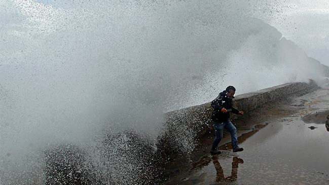 Retoman búsqueda de joven desaparecida en playa de Cachagua en medio de marejadas
