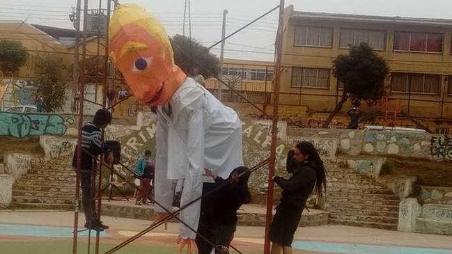 Centro cultural creó figura inspirada en J. A. Kast para tradicional quema de pascua