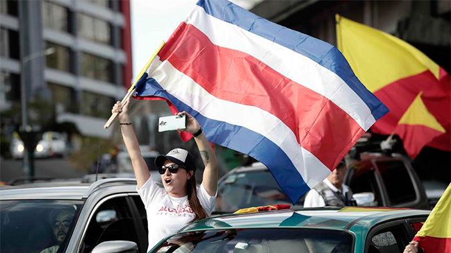 Costa Rica escoge a su presidente entre la centroizquierda y un conservador