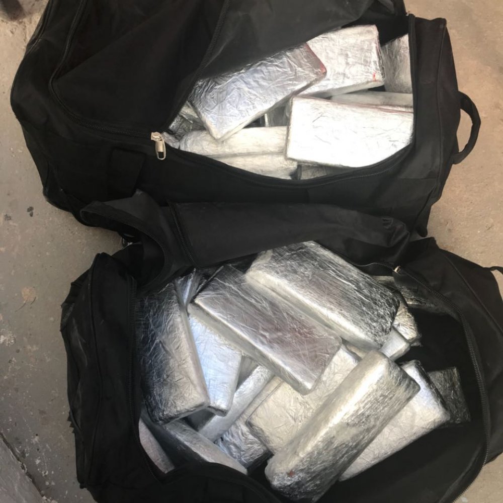 Carabineros detuvo a pareja que transportaba 50 kilos de marihuana prensada