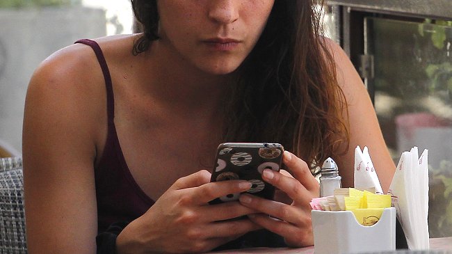 Espiar el celular de tu pareja te puede costar un año de cárcel... en Arabia Saudita