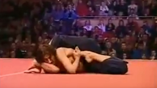 Encarcelan a famoso contorsionista por abusos sexuales a menores