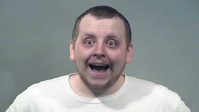 Hombre fue arrestado por insólito caso de violencia intrafamiliar: Atacó a su novia con pizza