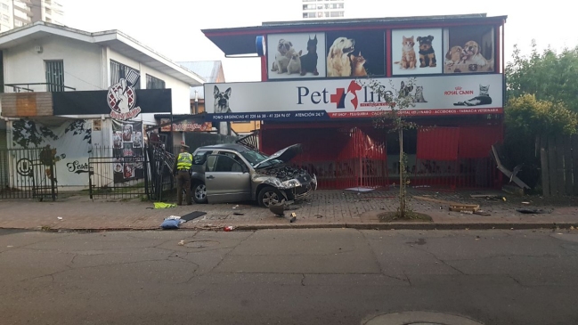 Conductor quedó en riesgo vital tras violenta colisión en el centro de Concepción