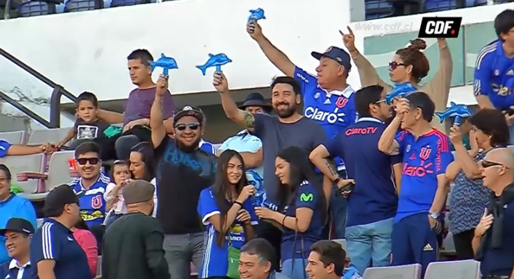 Hinchas de la U se burlaron de Colo Colo con delfines