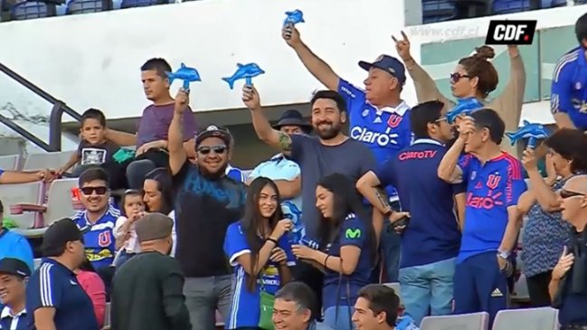 Hinchas de la U se burlaron de Colo Colo con delfines