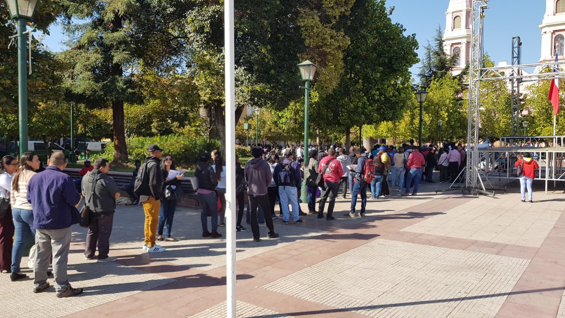 Gran fila de inmigrantes se registró a las afueras de la Gobernación de Cachapoal