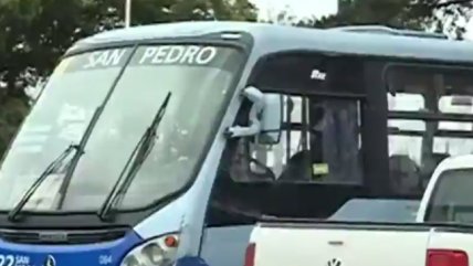   Pasajeros de micro tuvieron que usar paraguas por falla en la escotilla 