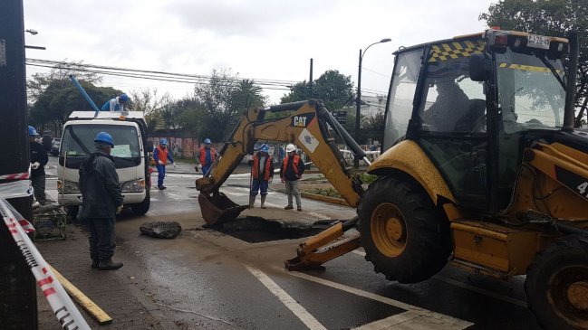 Furgón escolar cayó a forado en zona centro de Concepción