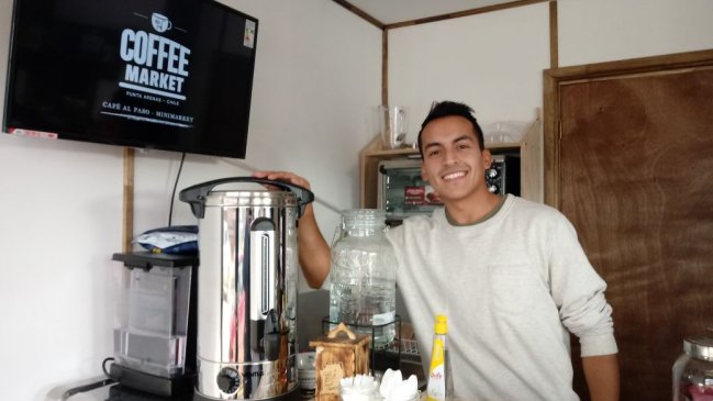Joven emprendedor entrega café gratis a quienes trabajan a la intemperie