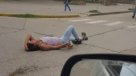 Mujer tuvo accidente en moto, se lesionó y no soltó el vaso de cerveza