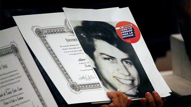 U. de Chile homenajeó a 104 estudiantes desaparecidos en dictadura